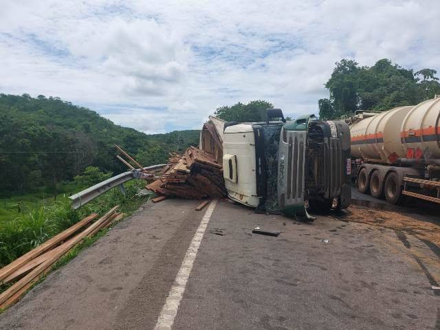 Após acidente em rodovia de MT, caminhão tomba, mulher de motorista de Rondônia morre e bebê do casal fica ferido