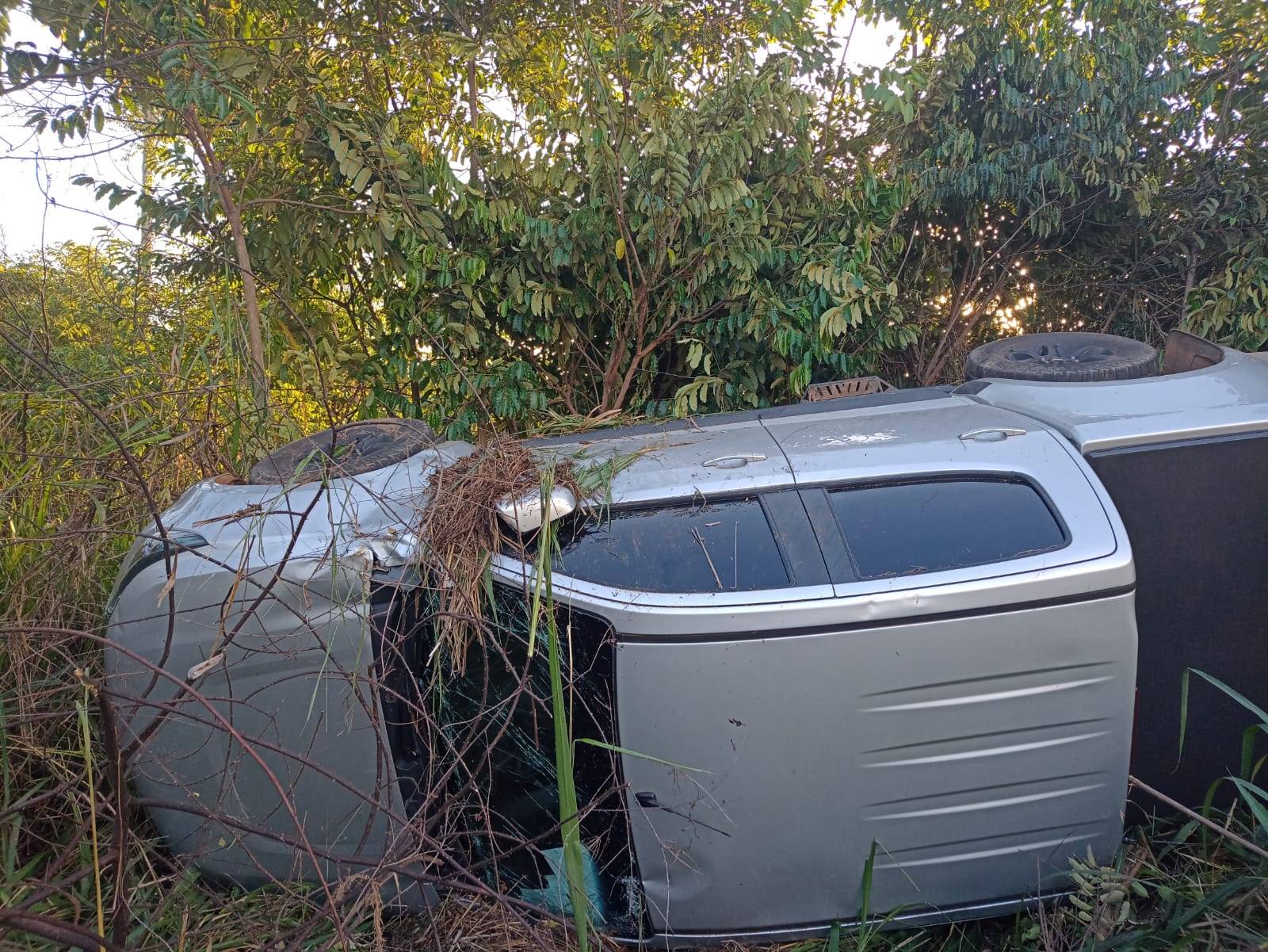 Após capotamento, picape de luxo à encontrada às margens de rodovia federal, em Vilhena; Bombeiros não atenderam ocorrência