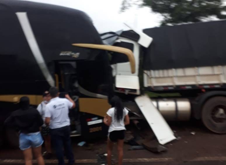 ASSISTA: batida entre ônibus e carreta deixa vários feridos na BR 364; vídeo fala em duas mortes, mas PRF não confirma