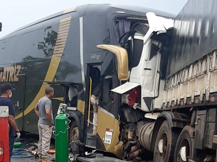 Os três mortos em acidente que envolveu ônibus e carreta em trecho da BR 364 na região central de Rondônia eram motoristas