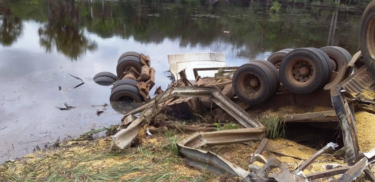 URGENTE: acidente envolvendo caminhão e carro de passeio teria deixado ao menos dois mortos na BR 364, a 70 km de Vilhena