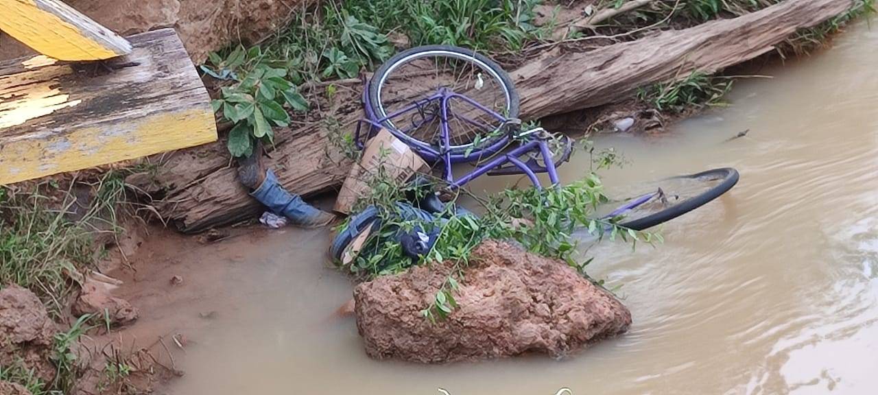 Corpo de homem em bicicleta é encontrado dentro de rio na saída de Vilhena; indícios apontam acidente