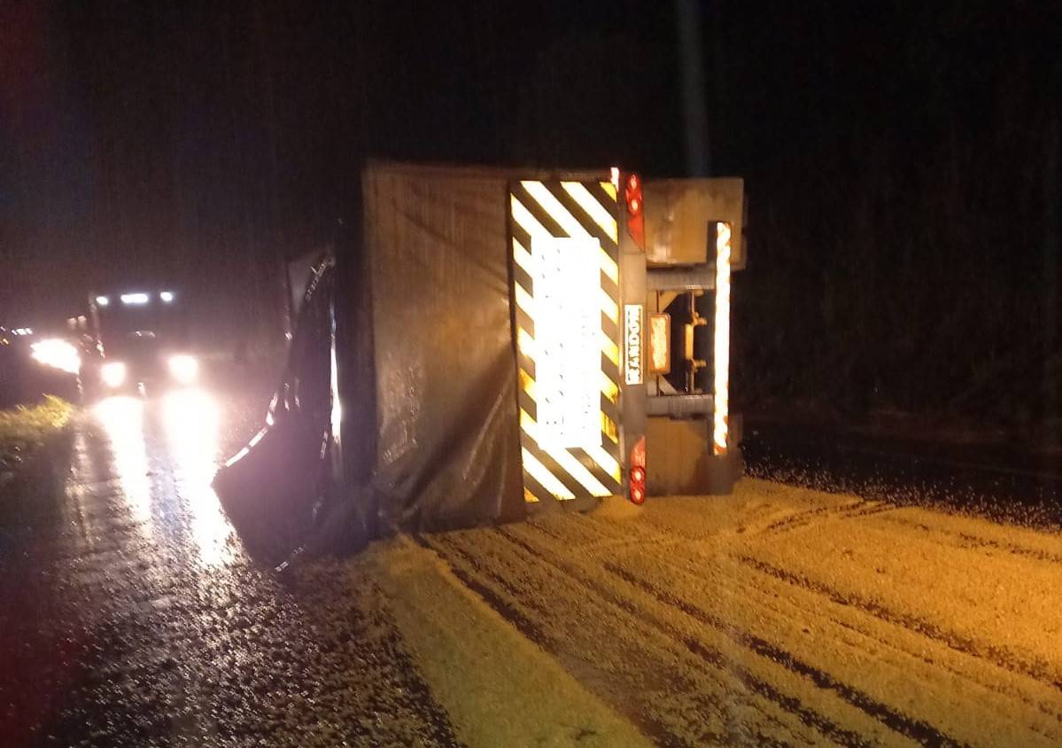 Carreta de Vilhena se envolve em dois acidentes no mesmo dia; o segundo deixou um morto e outro gravemente ferido na BR 364