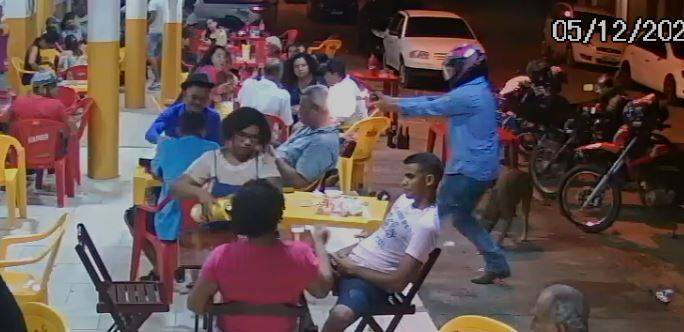 VÍDEO: câmeras registram momento em que homem é executado com tiros na cabeça na segunda maior cidade de Rondônia