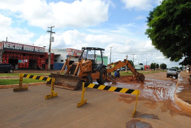 Tubulação rompida interdita uma das vias da avenida Paraná