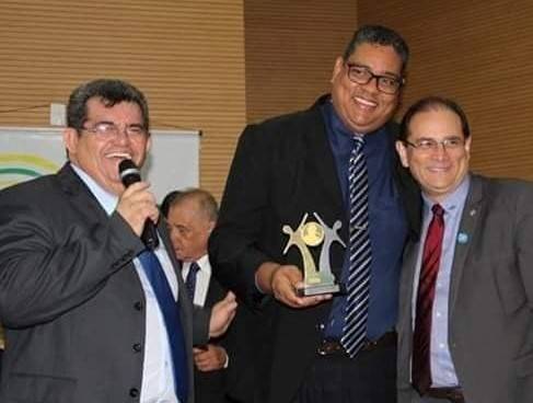 VÍDEO: Jornalista de Cerejeiras recebe troféu da Federação Nacional dos Comunicadores pela terceira vez
