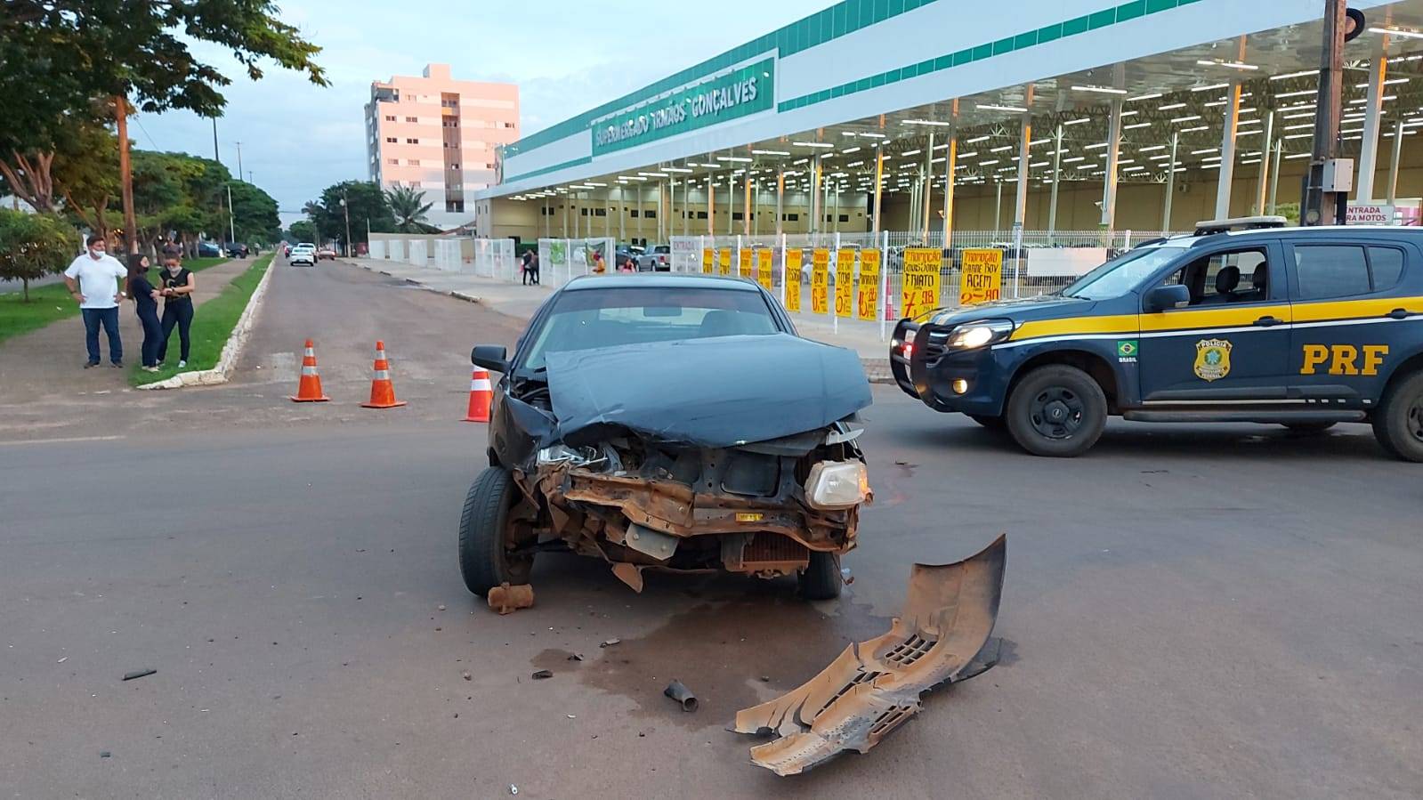 Motorista avança preferencial em trecho urbano da BR 174 e deixa grávida de 08 meses ferida, em Vilhena