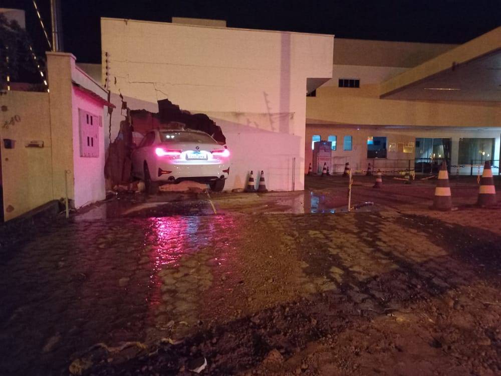 VEJA VÍDEO: com sinais de embriaguez e em carro de luxo, motorista “atropela” parede de posto de combustíveis