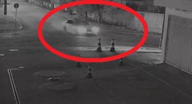 ASSISTA: vídeo mostra carro de luxo em alta velocidade antes de atingir parede em posto de combustíveis