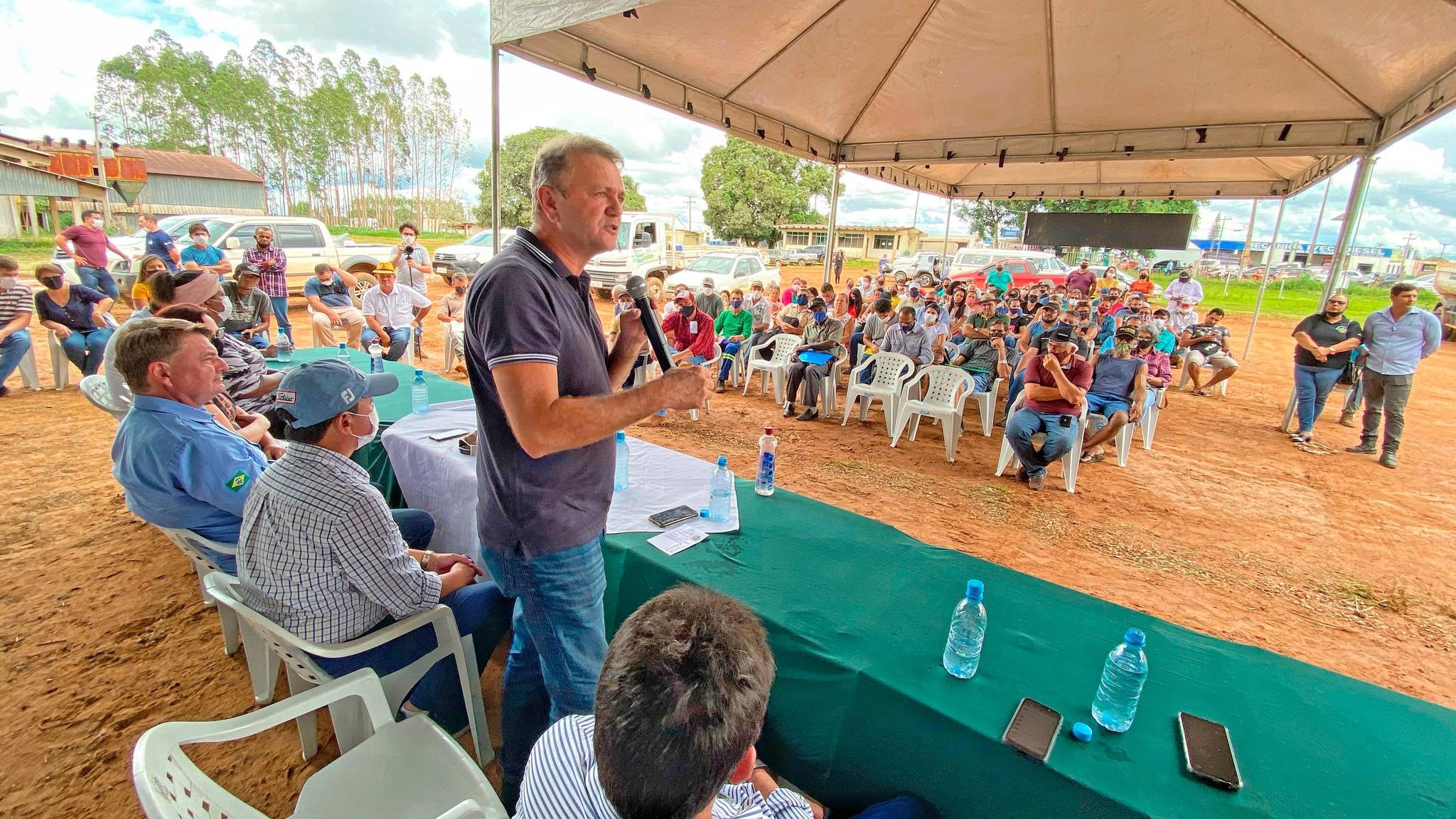 Deputado Luizinho Goebel participa de entrega de calcário para produtores rurais de Vilhena