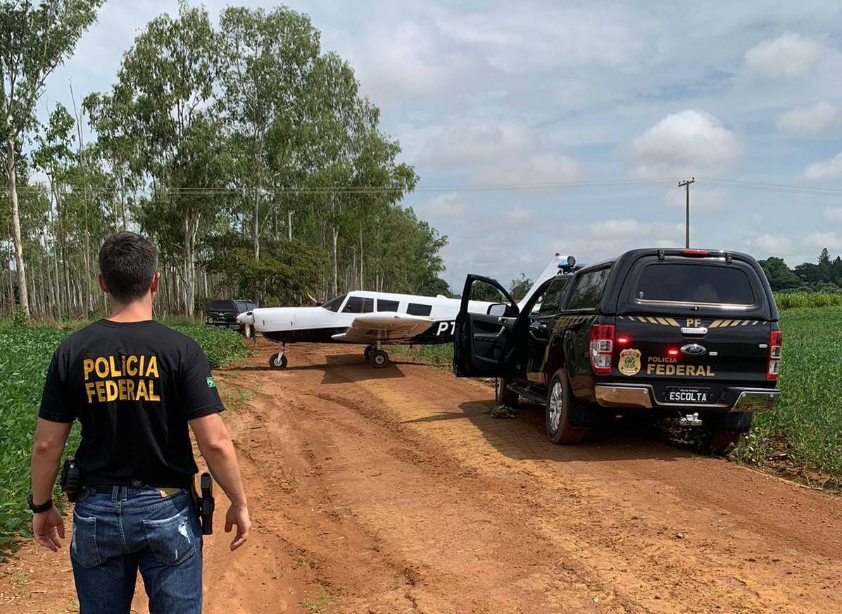 URGENTE: após FAB interceptar, avião faz pouso forçado em Vilhena, piloto foge e PF tenta capturar; VEJA VÍDEO