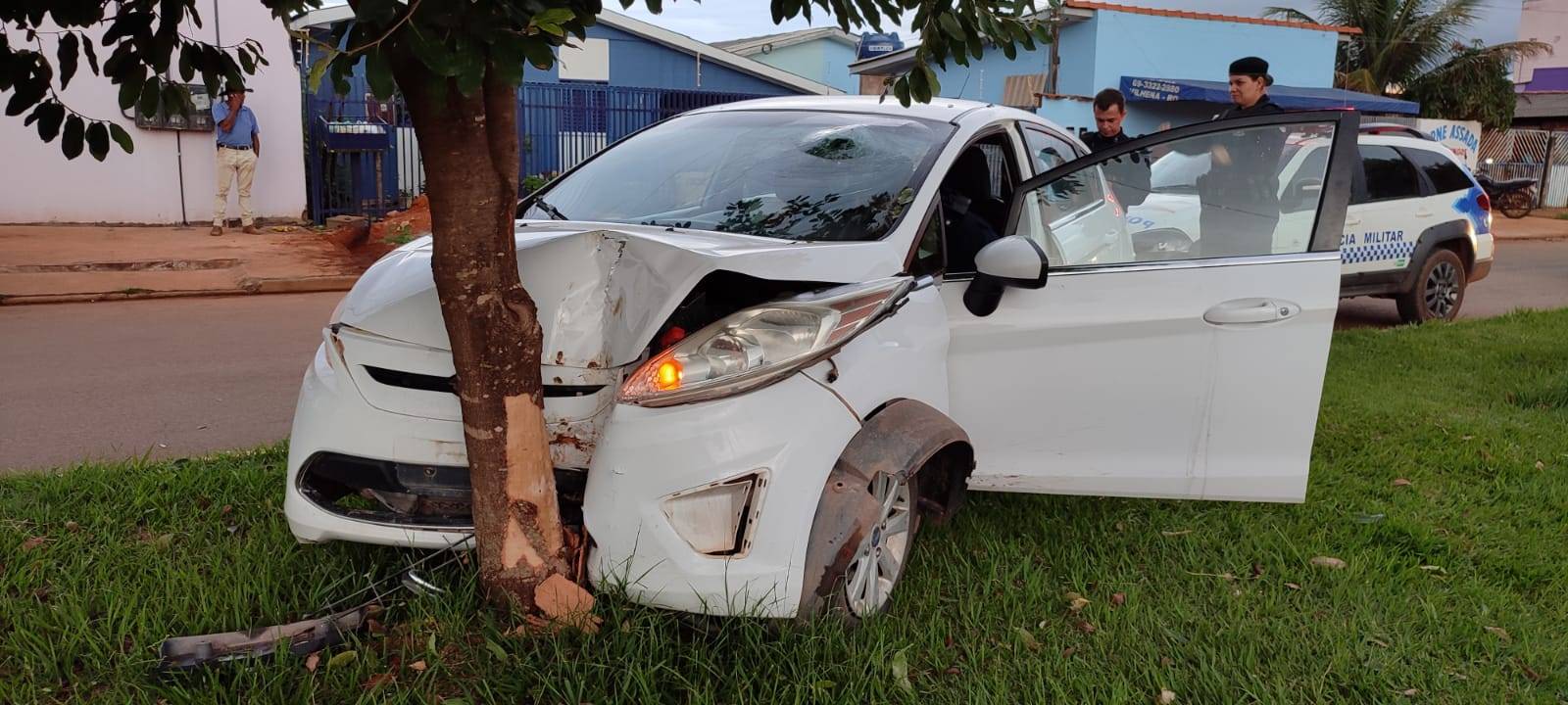 MAMADO: homem com sinais de embriaguez sobe com carro em canteiro de avenida, bate em árvore e acaba preso
