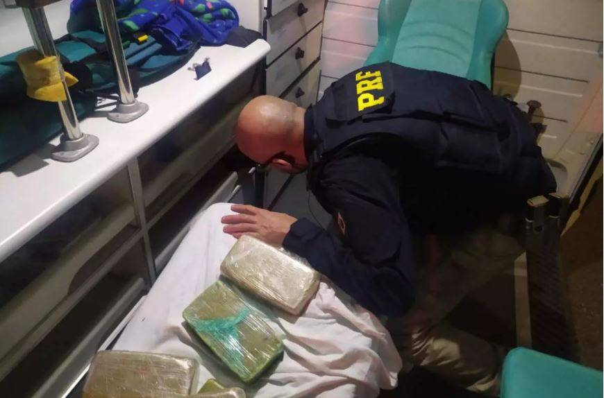 ASSISTA VÍDEOS: dois homens são presos em ambulância de Vilhena transportando carga de cocaína avaliada em mais de R$ 5 milhões
