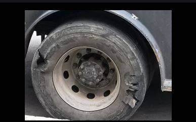 Ônibus furtado em Vilhena é interceptado em Cerejeiras após longa perseguição policial e tiros nos pneus
