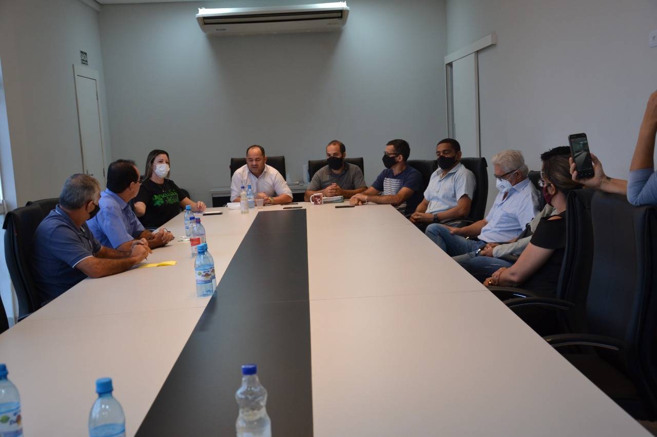 Em entrevista coletiva, vereadores voltam a defender rateio do Fundeb e acusam prefeito de “guardar” milhões da Educação