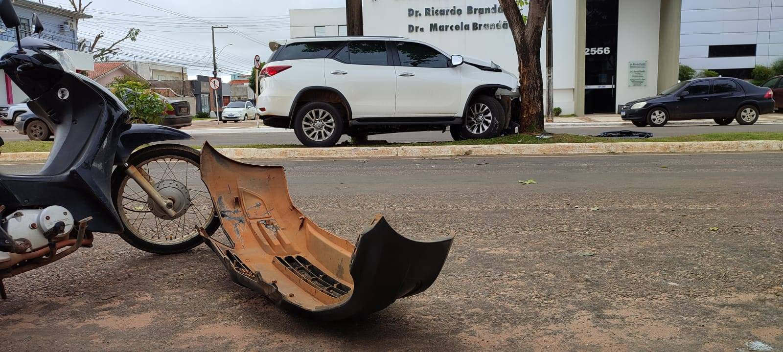 ASSISTA VÍDEO: veículo de luxo e carro popular batem no centro da cidade; esposa de médico recebe atendimento