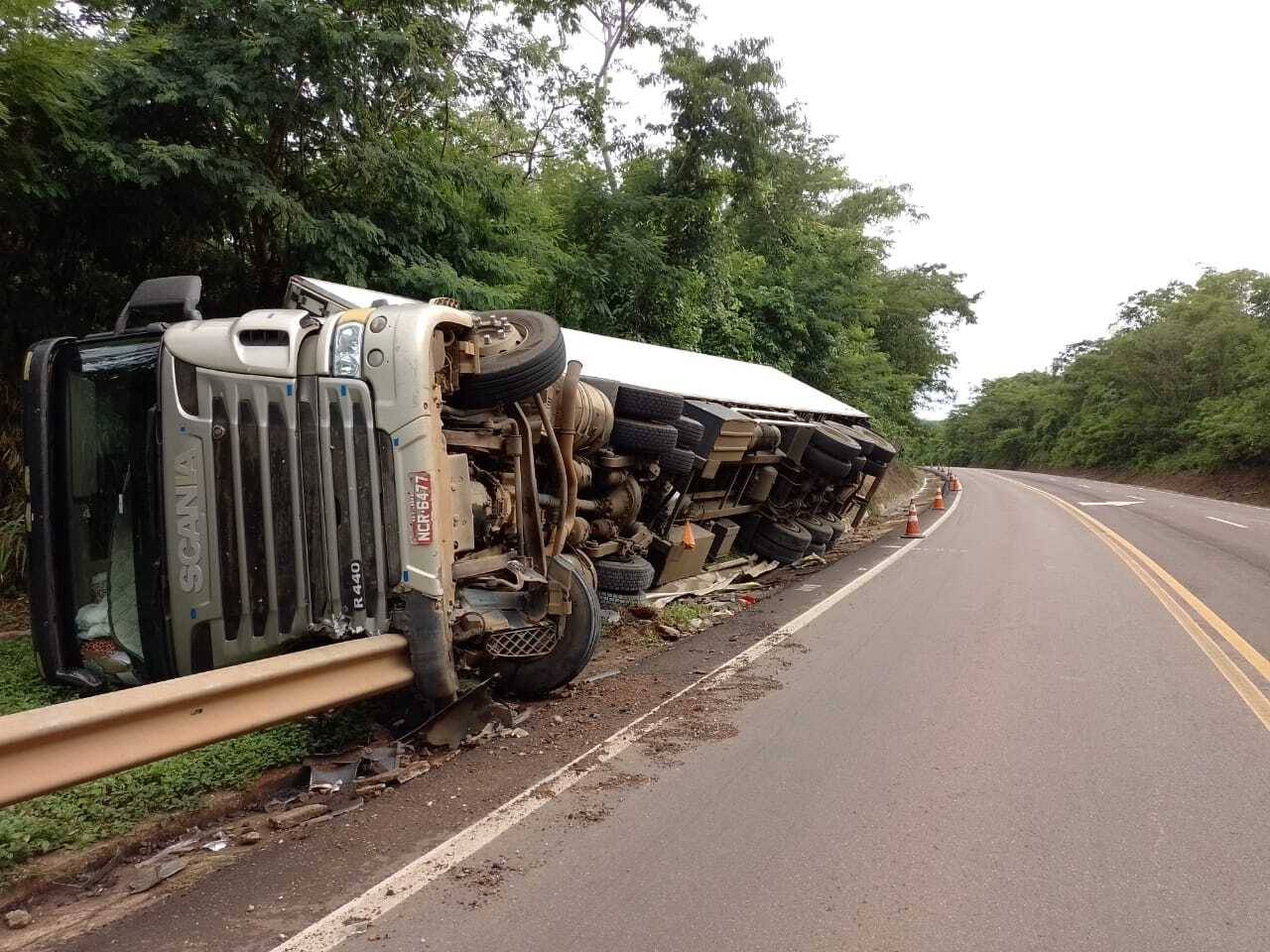 Com placas de Vilhena, carreta carregada de verduras e legumes tomba em curva de rodovia em MS
