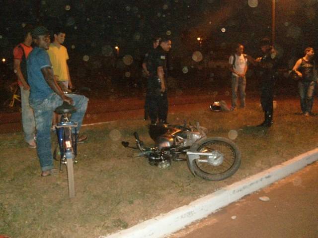 ACIDENTE FERE MOÇA NA MELVIN JONES