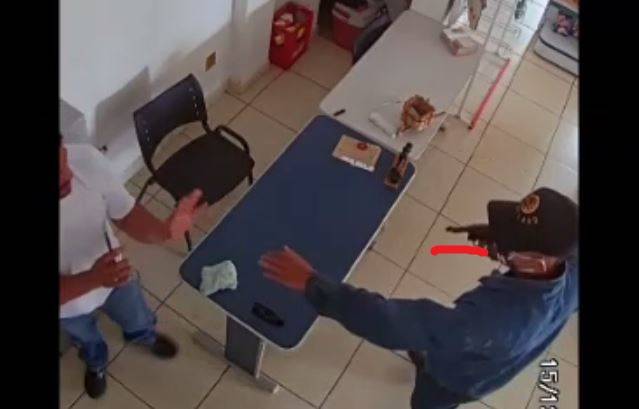 ASSISTA VÍDEO: comerciante é rendido junto com esposa e filho de 03 anos; ladrão com arma engatilhada levou mais de R$ 4 mil