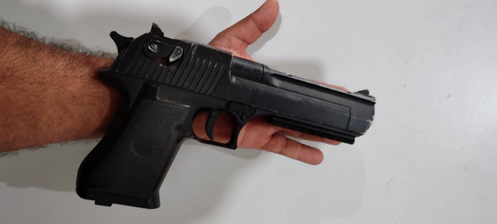 Após apontar arma de brinquedo e assustar alunos de colégio militar em Vilhena, homem de 38 anos acaba preso em bar