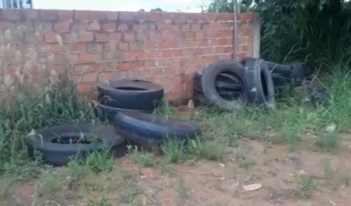 ASSISTA VÍDEO: dona-de-casa se cansa de esperar por solução e filma “criadouros” de mosquito da dengue em Vilhena