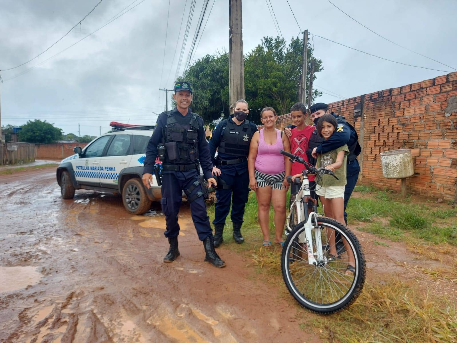 ASSISTA VÍDEO: militar reforma bicicleta doada por empresário e Patrulha Maria da Penha emociona menina de 11 anos ao presenteá-la