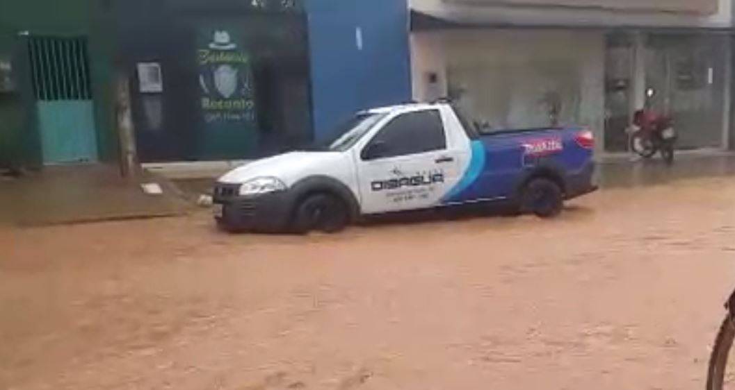 ASSISTA VÍDEO: temporal causa transtornos em Colorado do Oeste; moradores culpam obra da prefeitura e preveem caos
