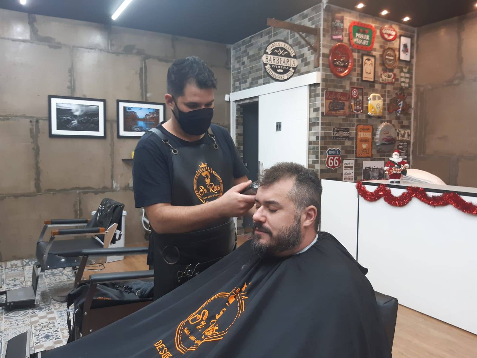 EMPATIA: em Vilhena, jovem empresário oferece cortes gratuitos de cabelo para quem está desempregado