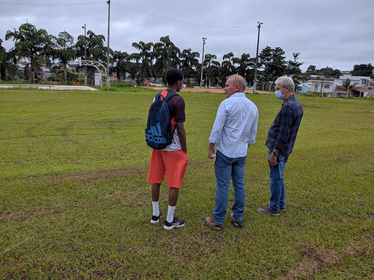 Deputado Ezequiel Neiva anuncia empenho de R$ 350 mil para a construção de campo de futebol soçaity em Colorado do Oeste