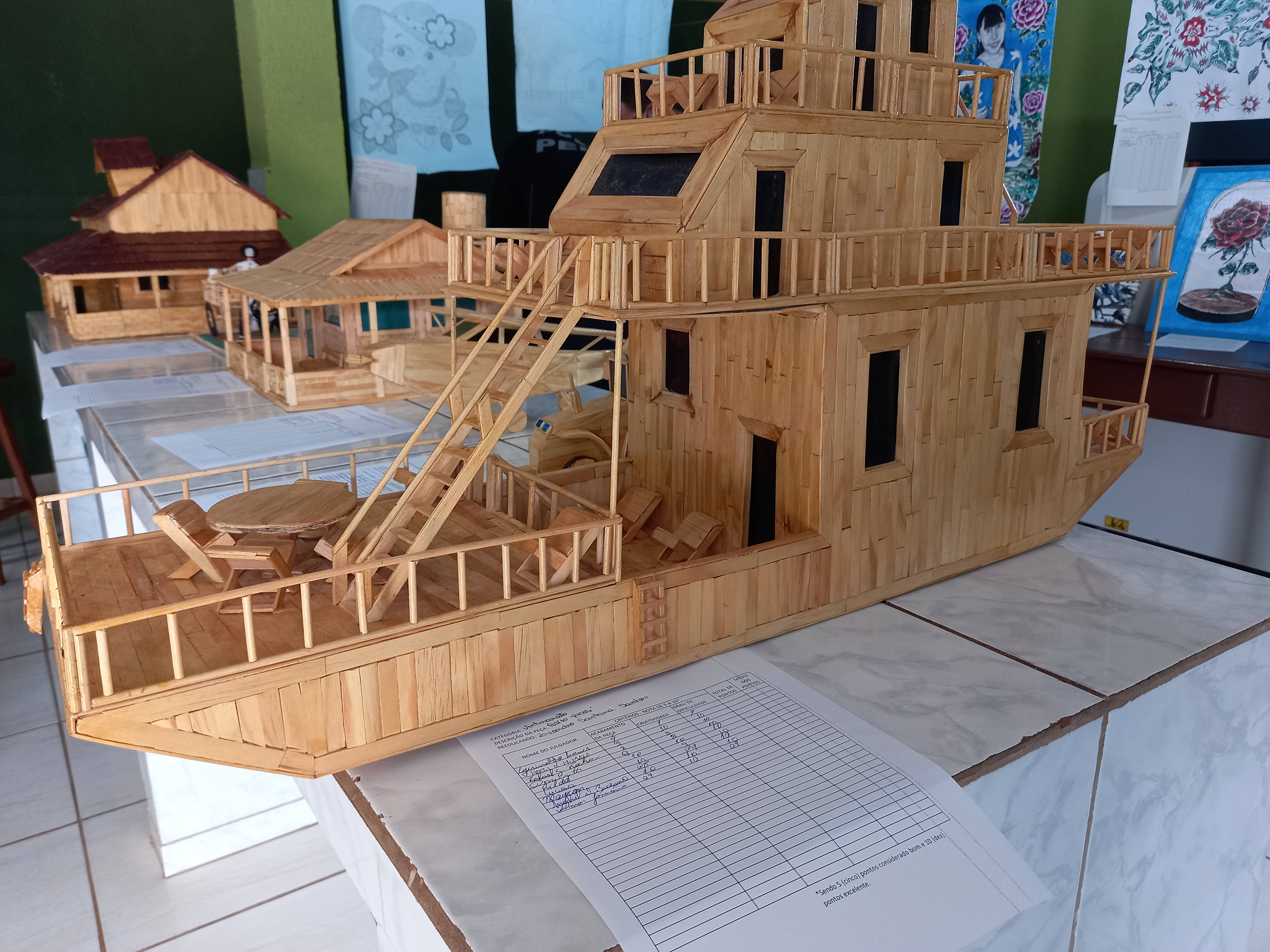 De navio feito com palitos de picolé a mesa entalhada a facão, Cadeia Pública apresenta obras artesanais de presos em Cerejeiras