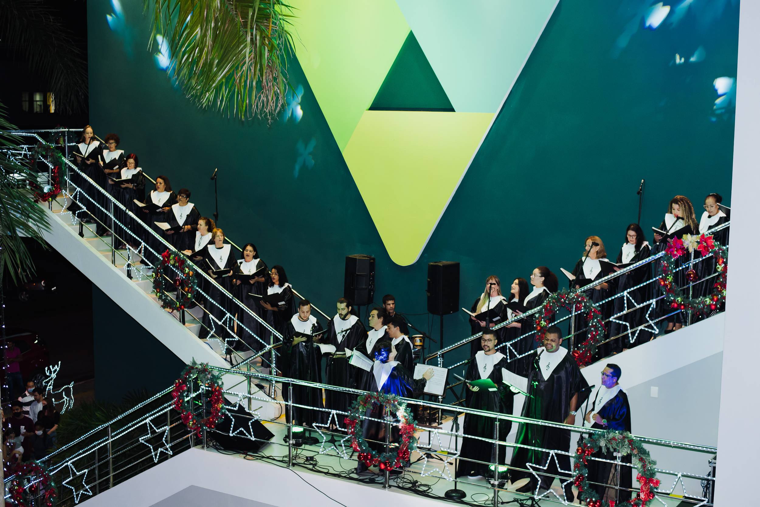 Cantata Sicoob Credisul encanta público com apresentações musicais e chegada do Papai Noel em Vilhena