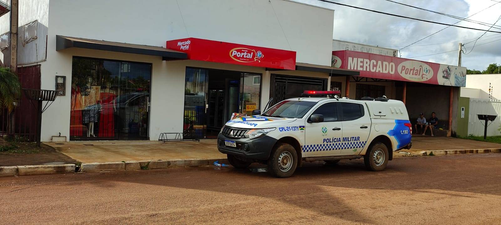 Armado com uma faca, ladrão ameaça esposa de comerciante durante assalto a mercadinho e consegue fugir a pé