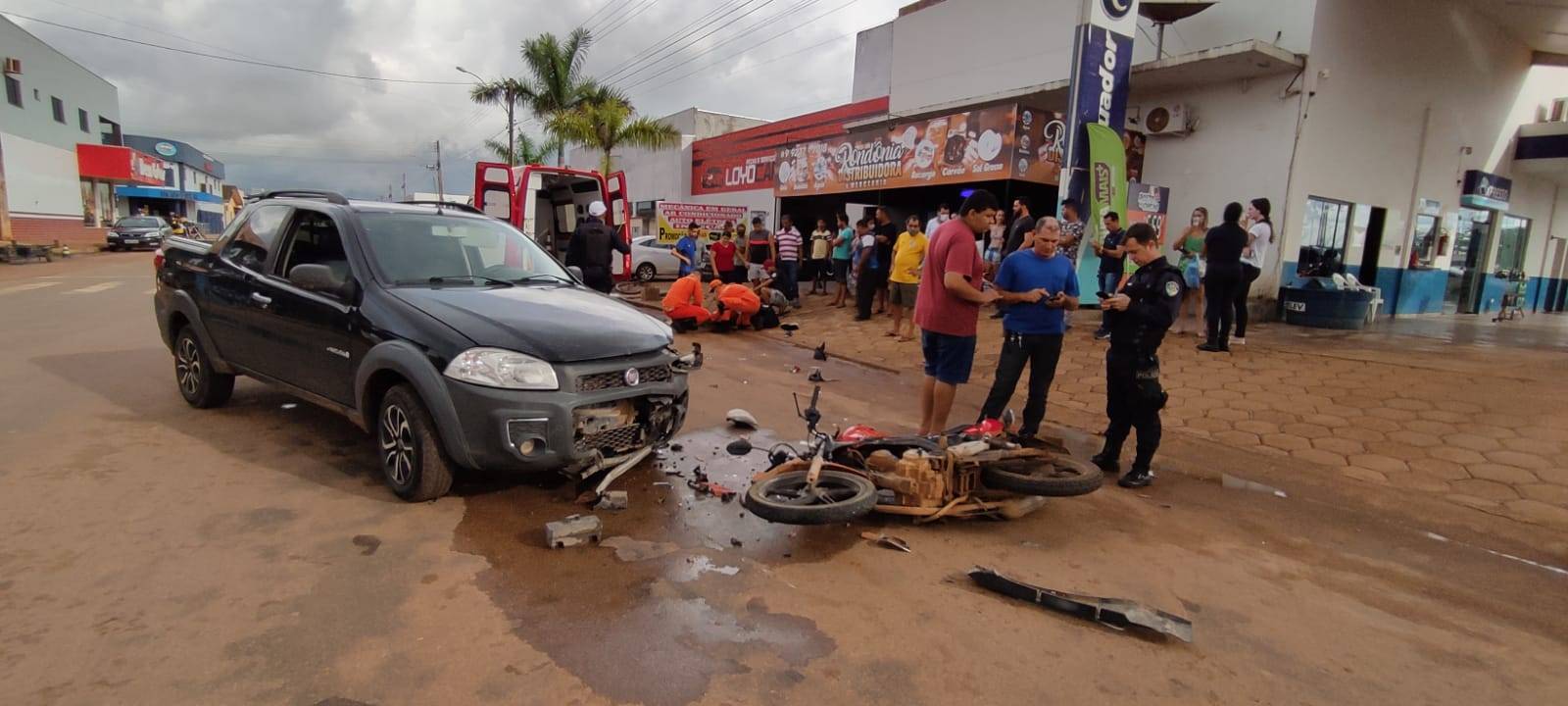 ASSISTA: vídeo mostra momento em que picape e motocicleta batem de frente numa das avenidas mais movimentadas de Vilhena