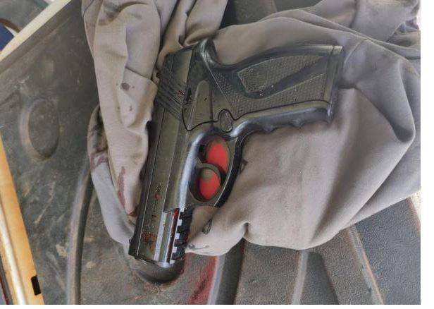 VEJA FOTOS: em cidade de MT, homem espanca filho de 11 anos por não fazer almoço, aponta arma falsa para policiais e acaba morto