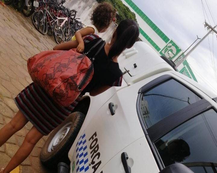 Polícia é acionada após venezuelana ser vista correndo com criança de 1 ano e 9 meses no colo tentando fugir de marido agressor