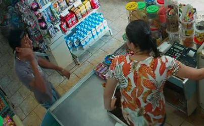 ASSISTA VÍDEO: após 5 roubos em dois dias e de ser filmado ameaçando comerciante, “Maníaco da Faca” acaba preso em Vilhena
