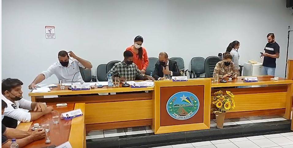 Vereadores ignoram pressão popular em sessão transmitida pela internet e aprovam benefício para eles próprios em Colorado do Oeste