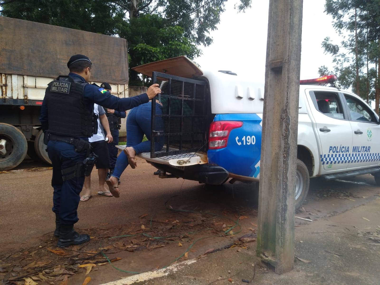 VEJA FOTOS: embriagada, mulher “atropela” poste e árvore; namorado vem socorrer e acaba preso por também estar bêbado