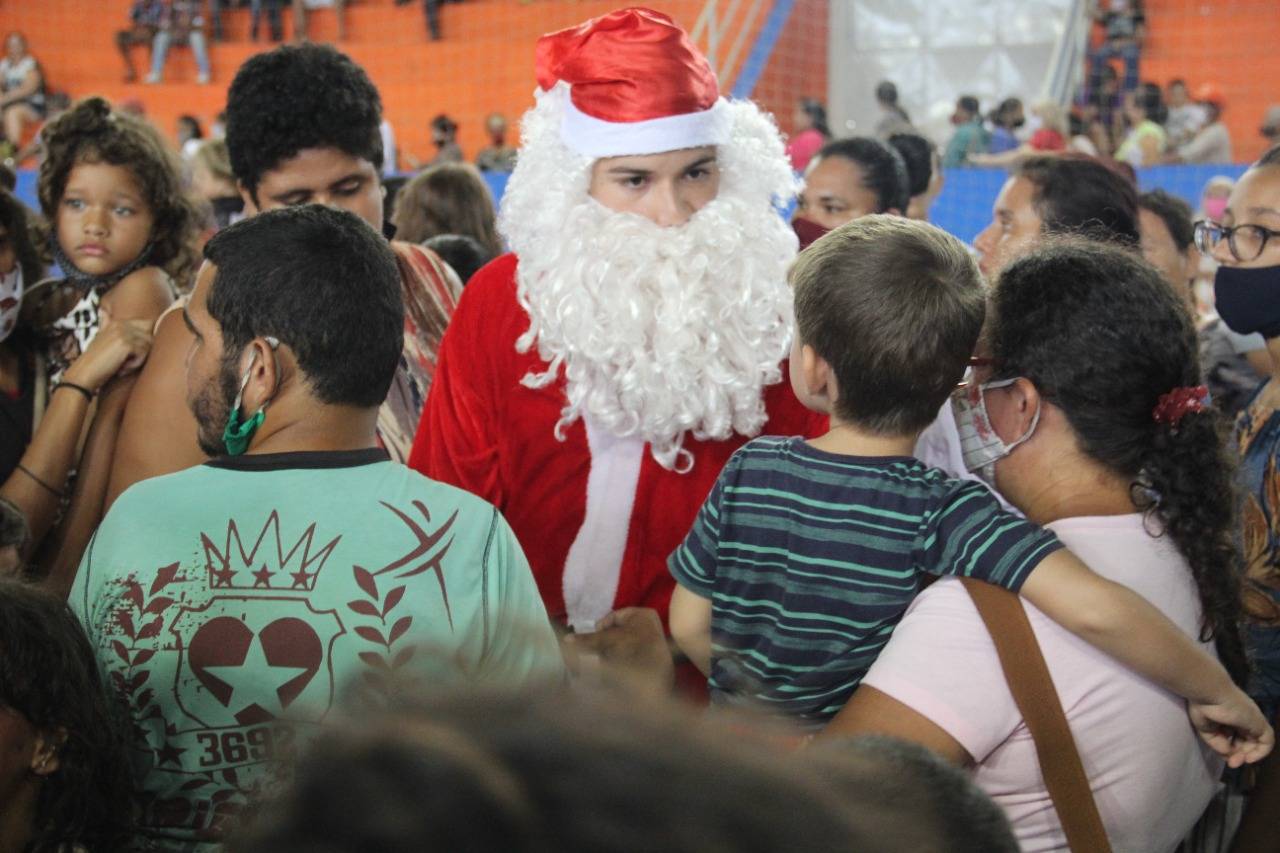 Com música, sorteios, brincadeiras e mais de mil cestas básicas distribuídas, evento de natal atraiu multidão em Vilhena