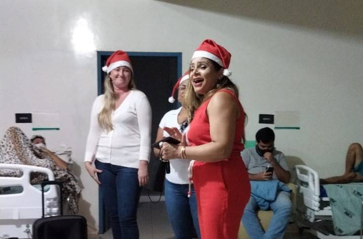 VÍDEO EMOCIONANTE: junto com amigas, feirante que perdeu irmão para Covid leva música e esperança a quem luta contra a doença