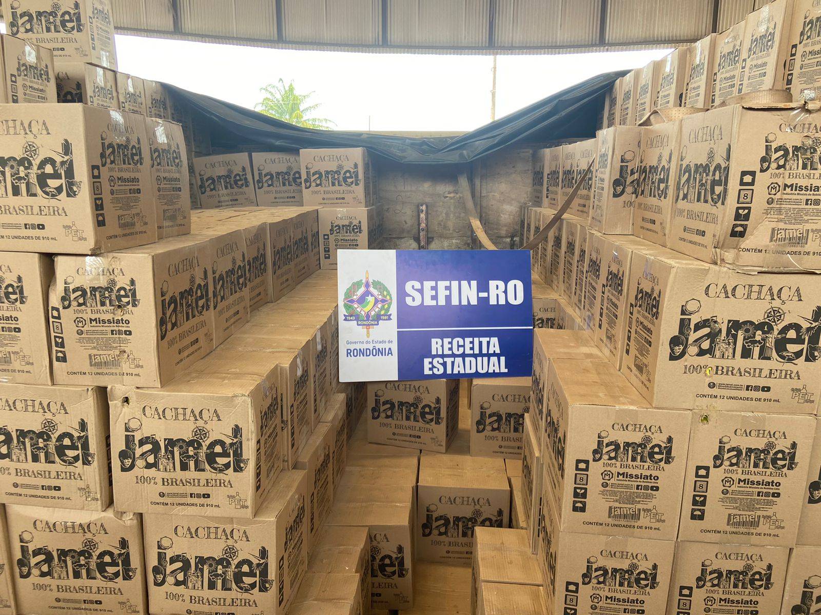 PRF flagra caminhoneiro transportando quase 20 mil garrafas de cachaça e Sefin avalia sonegação em mais de R$ 104 mil, em Vilhena