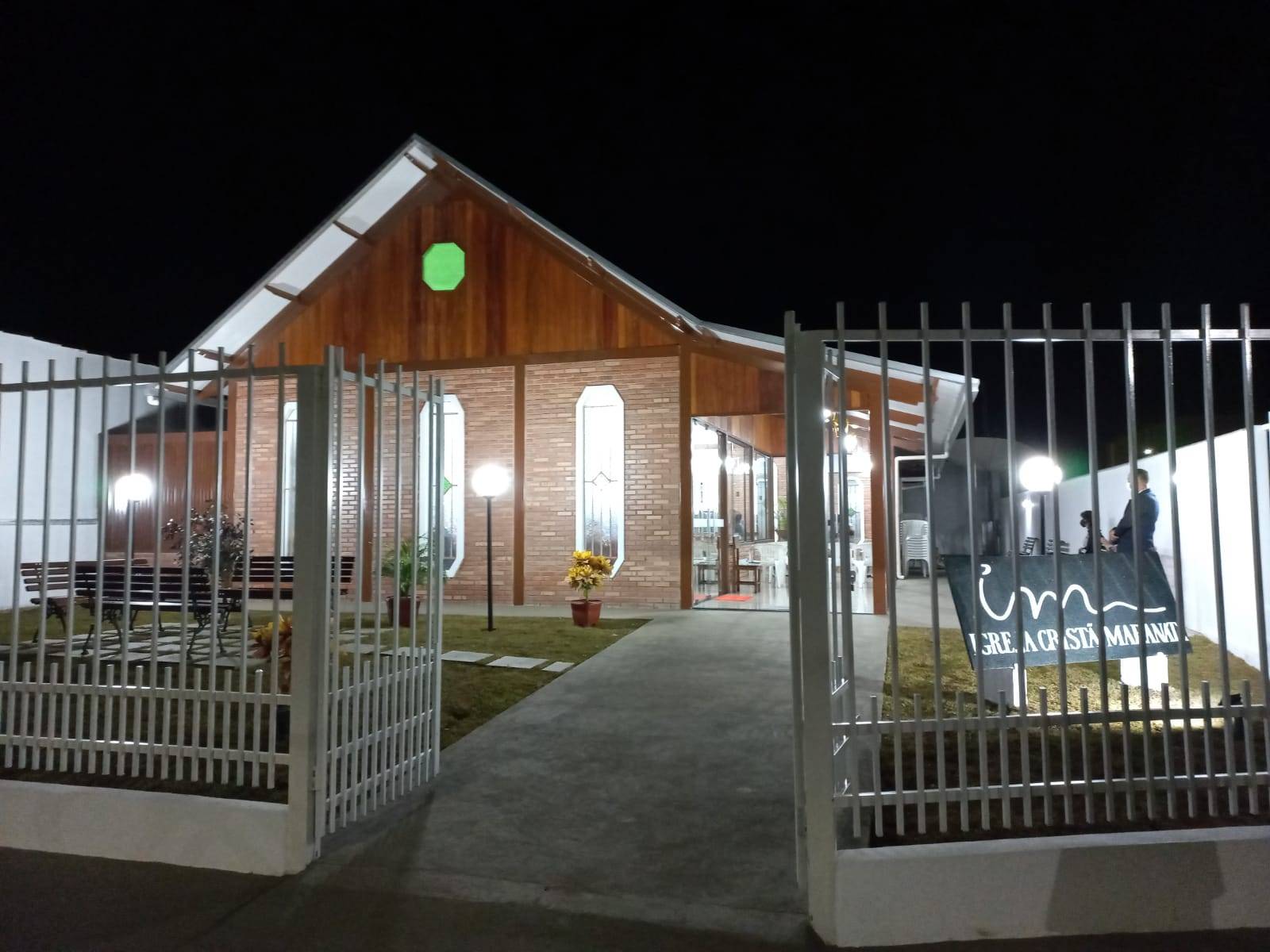 Igreja constrói templo com arquitetura no estilo enxaimel e fascina visitantes em Cerejeiras; primeiro culto foi embaixo de pé de manga
