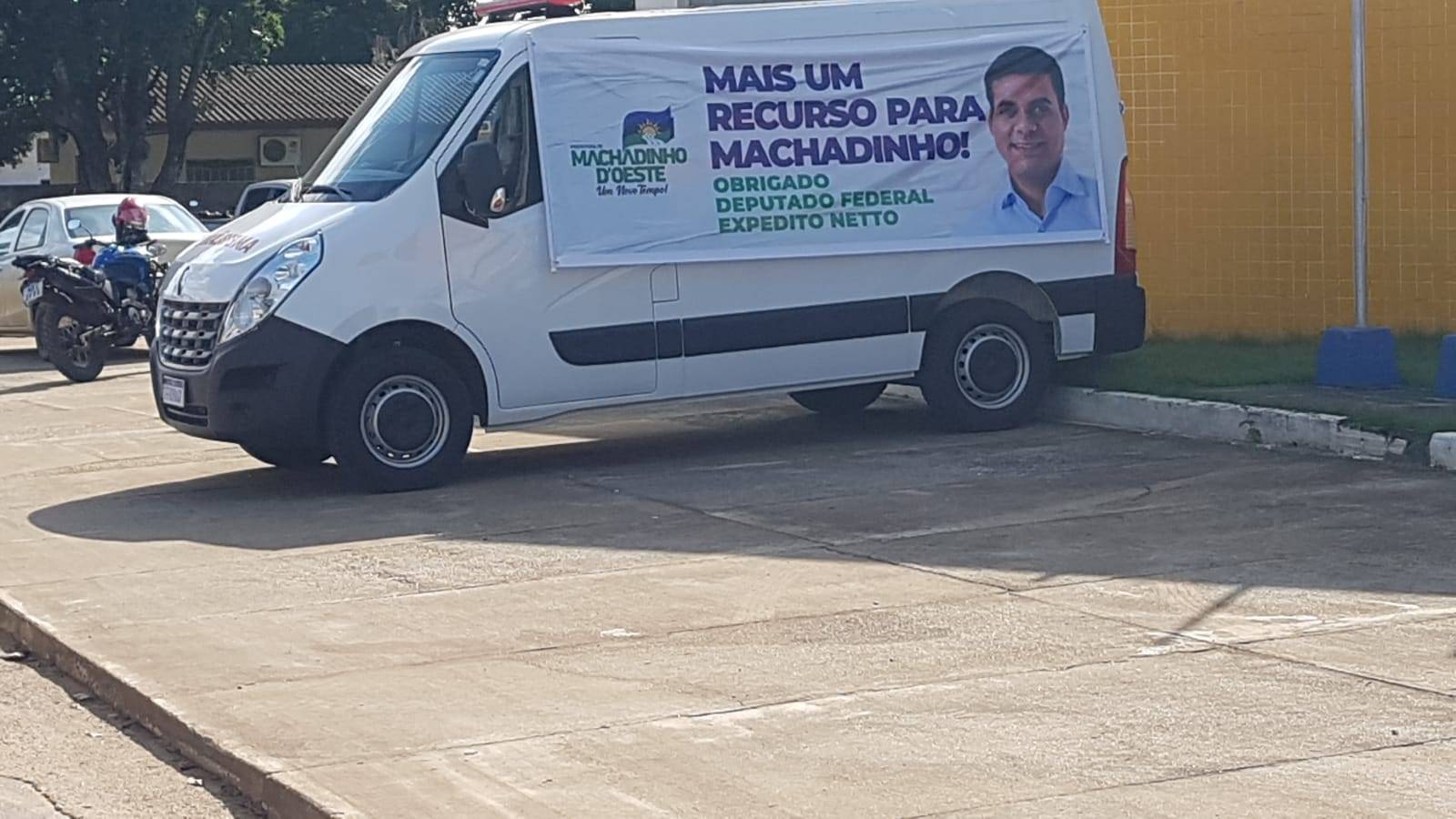 ASSISTA VÍDEO: ex-moradora de Vilhena flagra ambulância parada na porta de prefeitura e sendo usada em propaganda política
