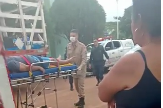 Com pulsos cortados e caído em frente cemitério, jovem é resgatado por Bombeiros e levado para a UPA, em Vilhena