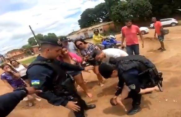 ASSISTA: viraliza no WhatsApp vídeo que mostra policiais militares salvando criança engasgada em cidade de Rondônia