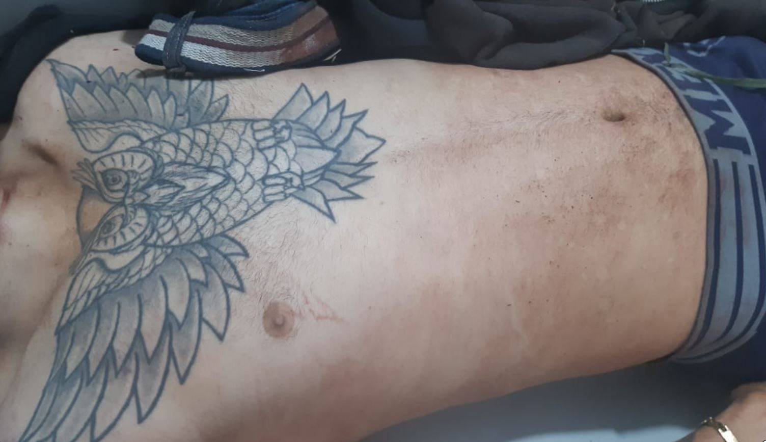 Tatuagens podem ajudar identificar rapaz assassinado a pauladas e golpes de faca; corpo estava jogado à beira de estrada