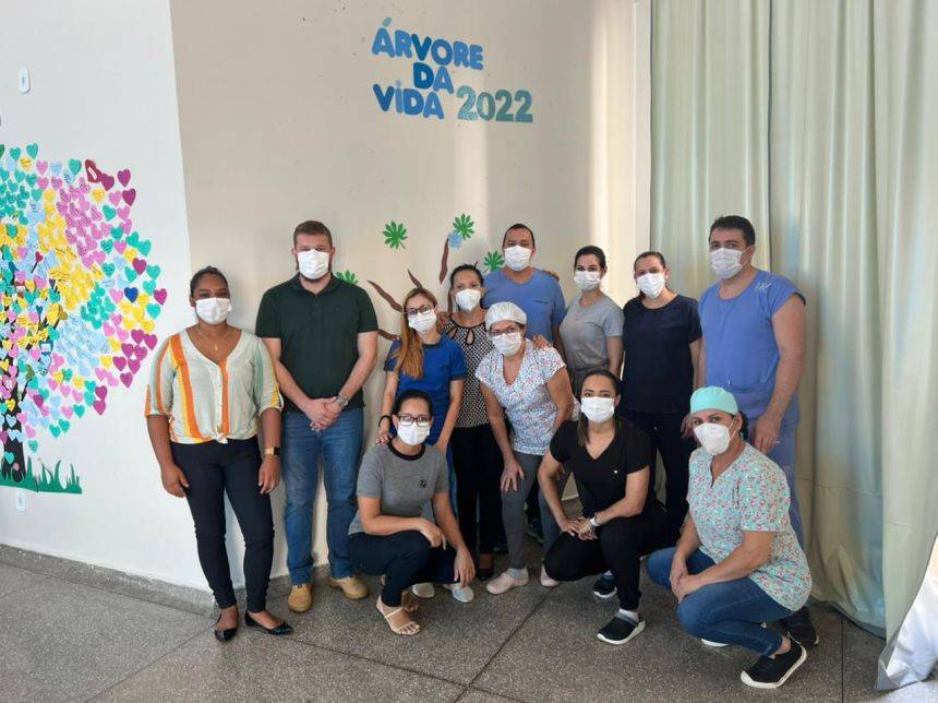 Secretarias de Meio Ambiente e Saúde entregam mudas de árvores para pacientes que venceram a Covid-19 em Vilhena