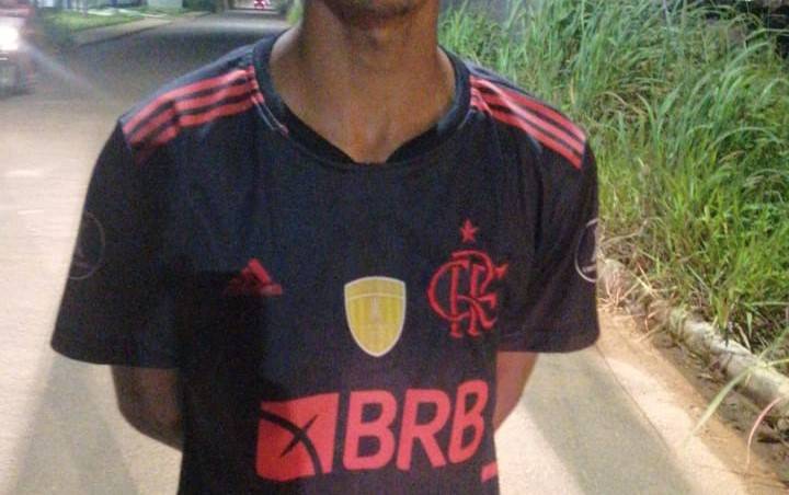 VÍDEO: acusado de roubo e cumprindo restrição de circulação, rapaz é abordado e liberado pela polícia, confirmando situação inusitada
