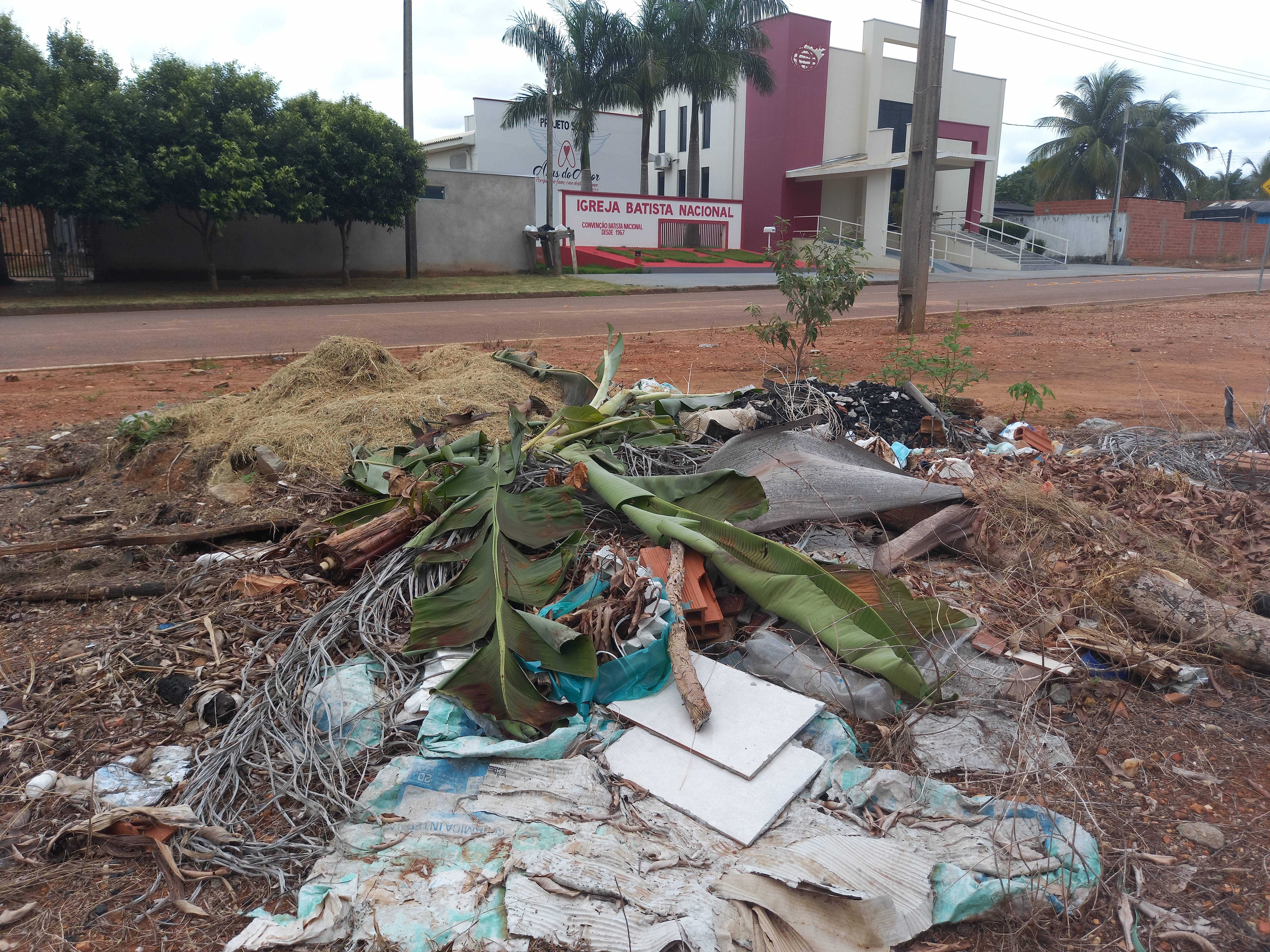 ASSISTA: em cidade exemplo de coleta seletiva, pastor grava vídeo mostrando lixo descartado em frente igreja em Cerejeiras