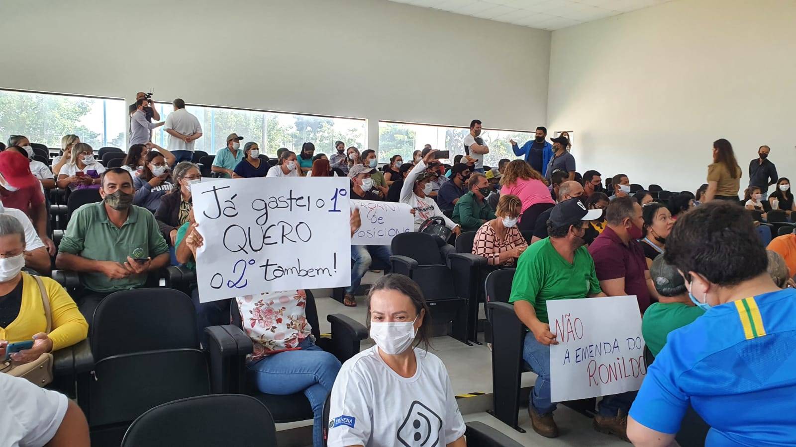 Servidores lotam plenário da Câmara de Vereadores e sessão promete ser tumultuada com pauta polêmica; ACOMPANHE AO VIVO